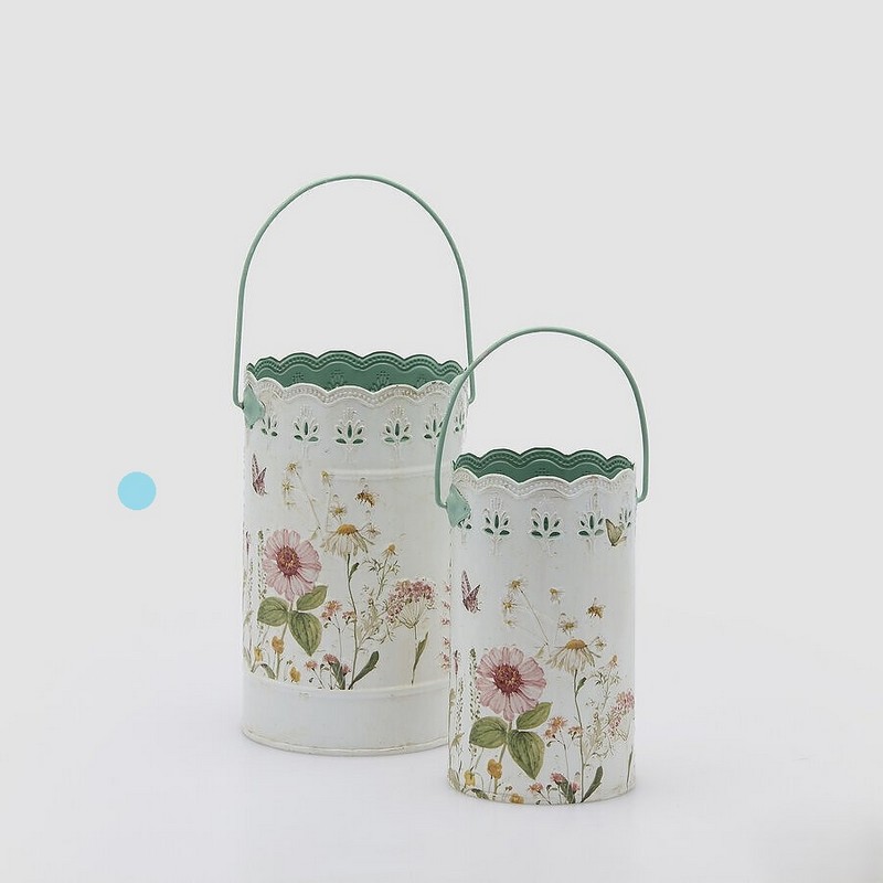 Vaso in metallo decorato con fiori, perfetto come decorazione primaverile